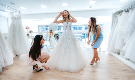 Femme en robe blanche