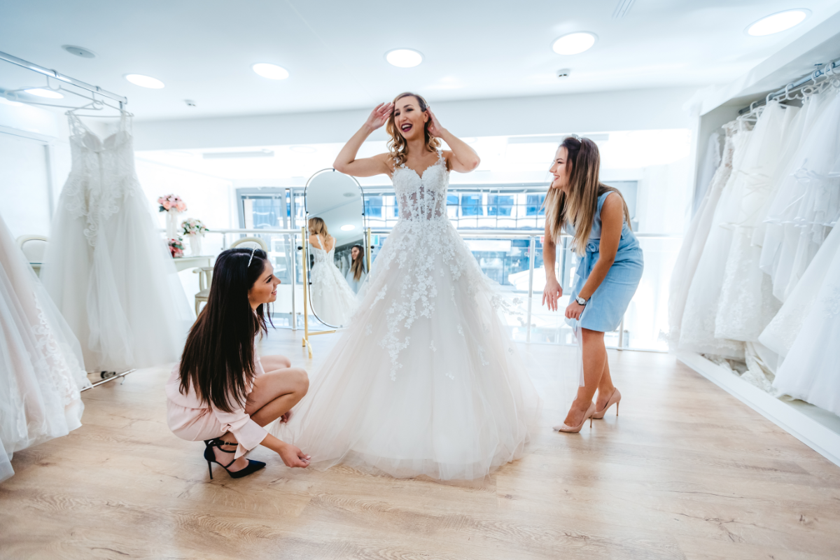 Femme en robe blanche