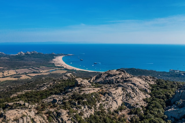 Quelles sont les plages incontournables en Corse pour un été inoubliable ?